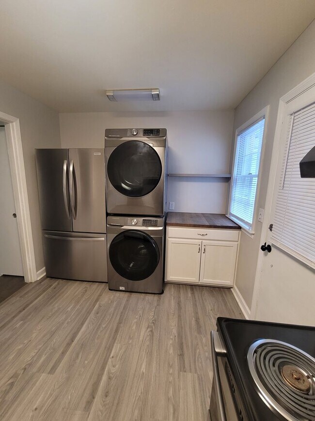 Building Photo - 825 Montclair Dr