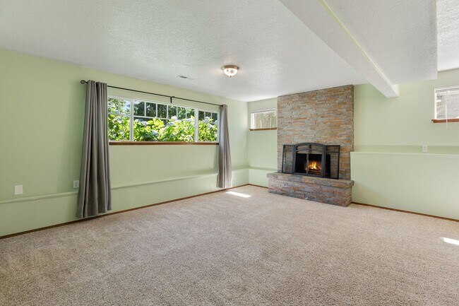 Building Photo - Huge fully fenced dog yard! RV/Boat extra parking! 4 bdrm 2.25 bath. Minutes to I-5, Everett Mall...