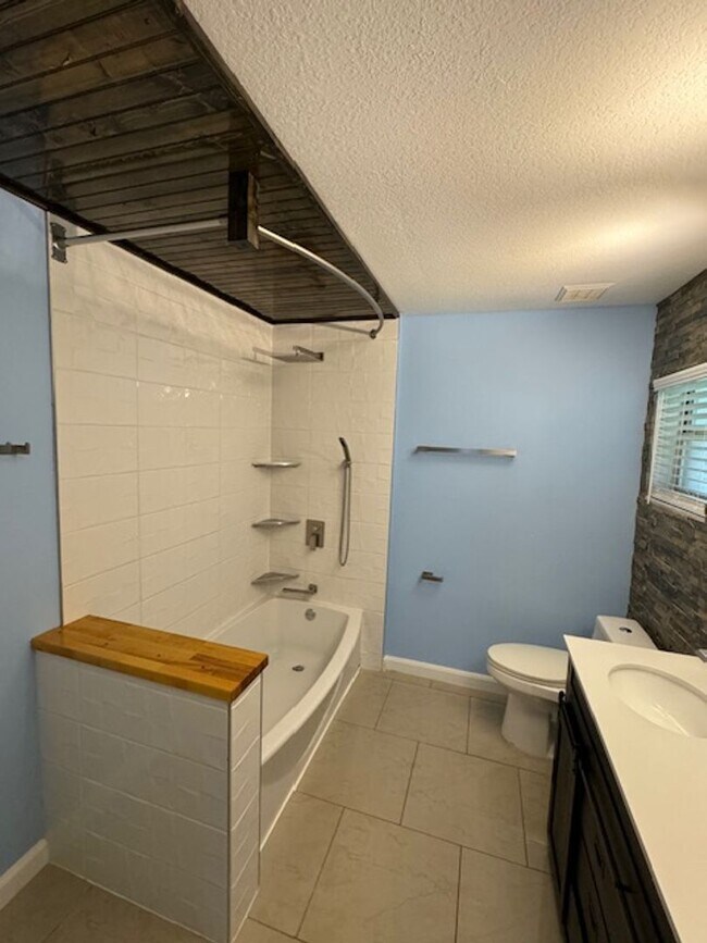 Building Photo - Beautifully Renovated Home In the Shores  3/2/2 **WON"T LAST**