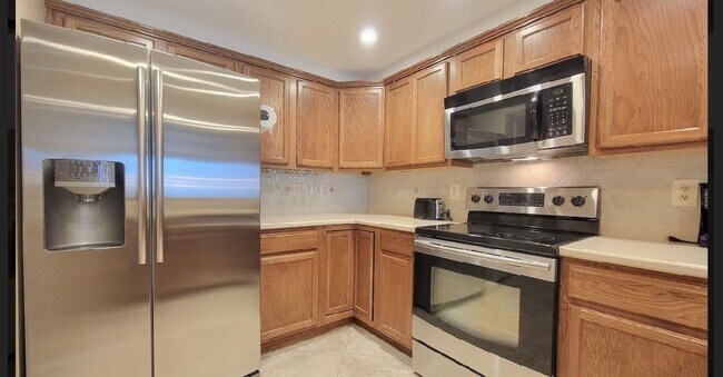 Building Photo - Views! Gorgeous, upgraded penthouse condo at The Breakers