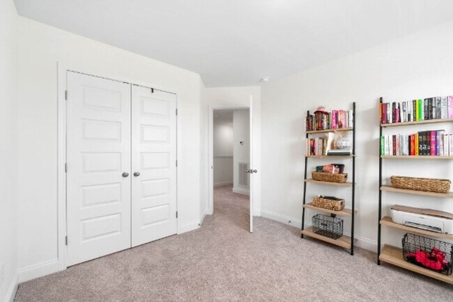 Building Photo - FOR LEASE- TOWNHOME IN THE PRESERVE AT BELLE POINTE!