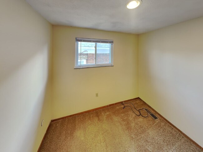 Building Photo - 94 E 18th Ave