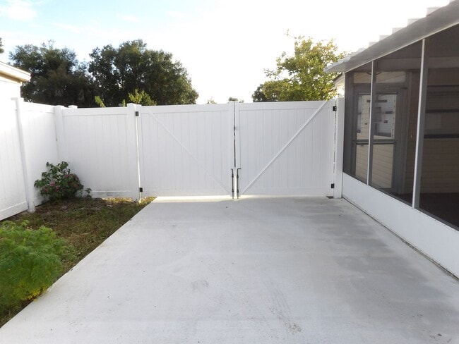 Building Photo - Cute 2 Bedroom 1 Bath with huge Screen Porch * Call Sheila M at 386-804-6675