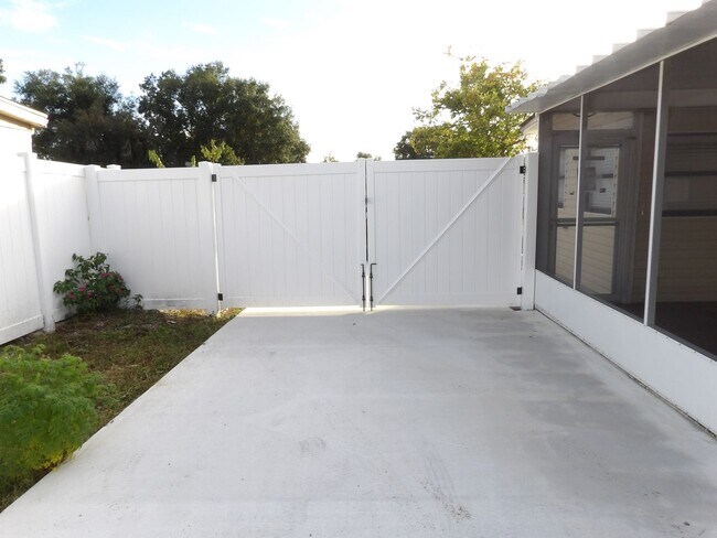 Building Photo - Cute 2 Bedroom 1 Bath with huge Screen Porch