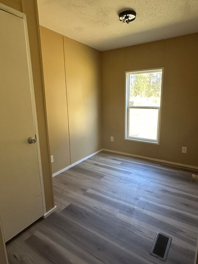 Building Photo - Country Living Charmer