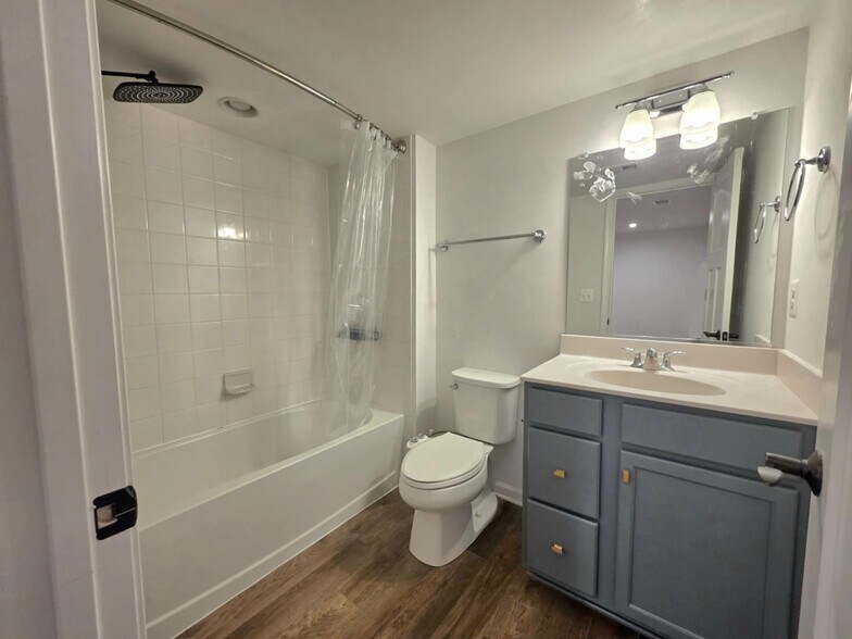 Ground floor Bath - 4915 Sheridan St