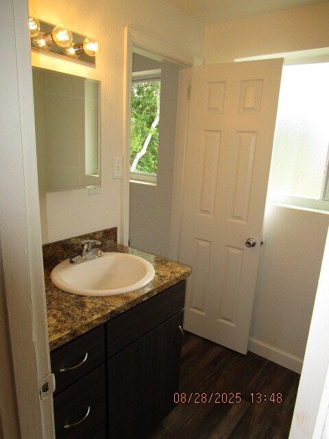 Building Photo - 1006 Continental Dr