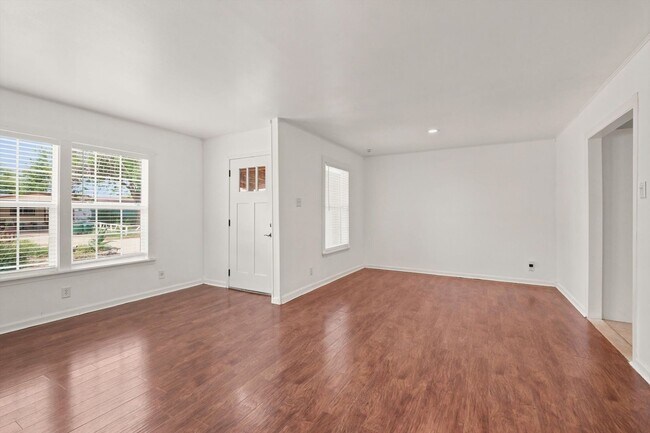 Building Photo - 231 Cicero Ave