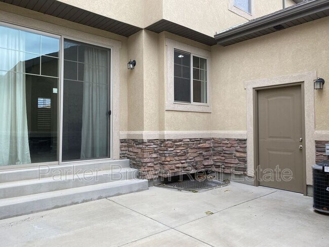 Building Photo - 5561 W Pkwy W