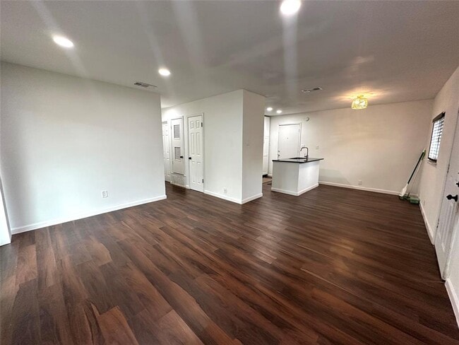 Building Photo - 2402 Parker Cir