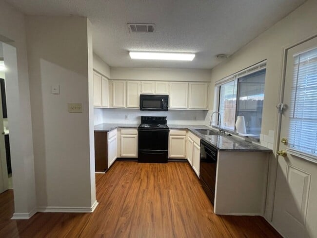 Building Photo - 221 Meadow Ct