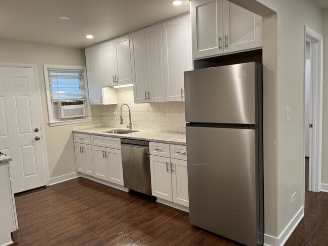 Building Photo - 209 W Maple Ave