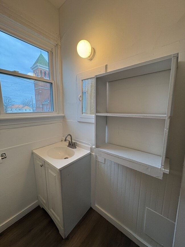 Building Photo - Spacious upstairs apartment with LOTS of utilities included!