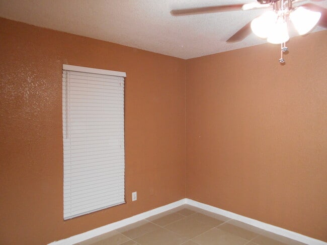 Building Photo - 9350 Country Creek Dr