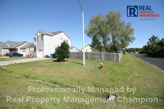 Building Photo - 3 BD/2.5 BA Home with Fenced Yard & Attached Garage