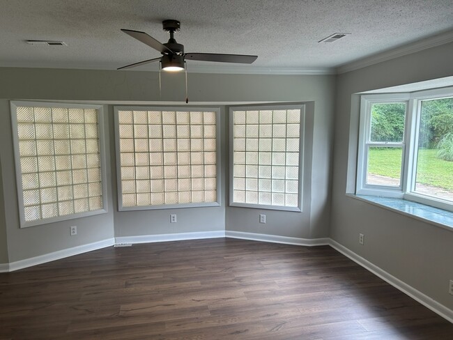 Building Photo - 2109 Villaret Dr SW