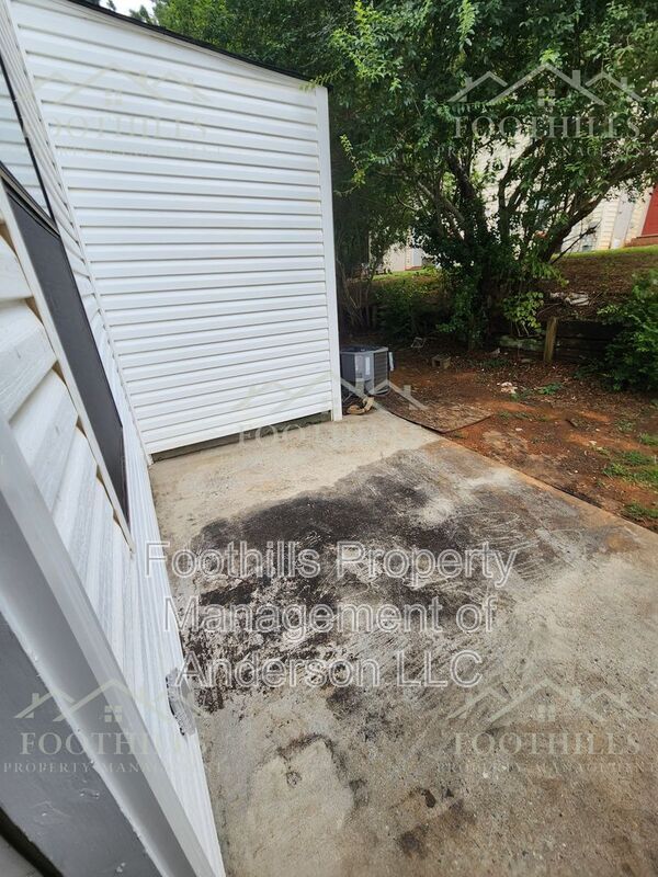 Building Photo - 108 Woodland Dr