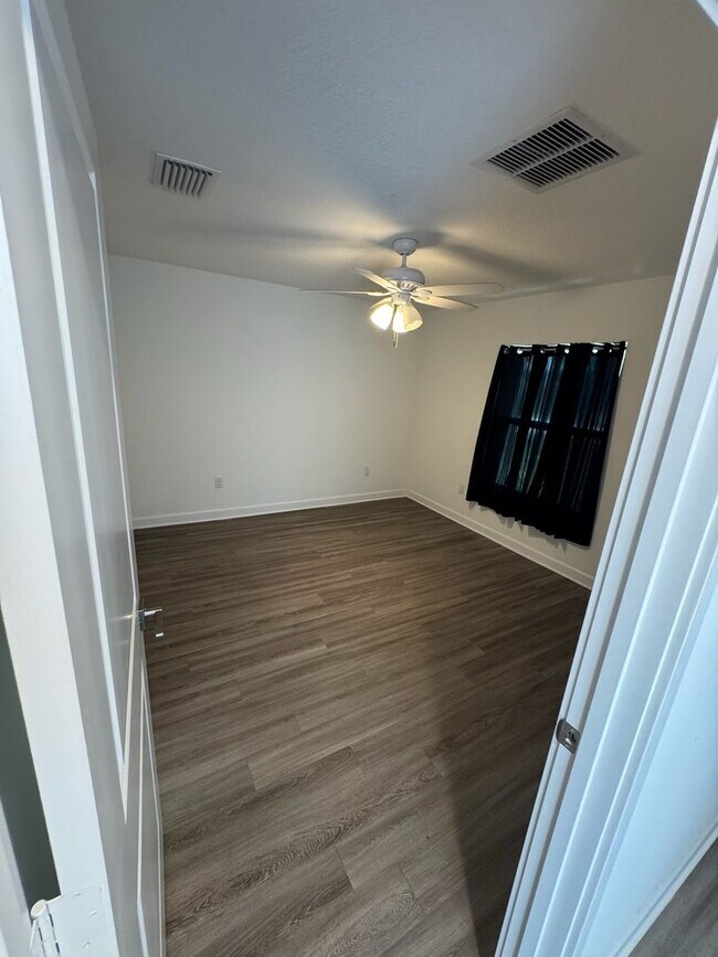 Building Photo - 2 Bedroom, 2 Bath, 1 car Garage home for rent