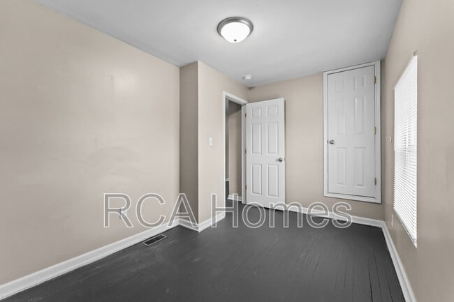 Building Photo - 107 N Kealing Ave