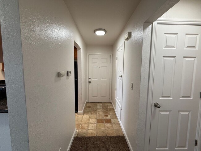 Building Photo - Parkview Condo close to shopping & Freeway!