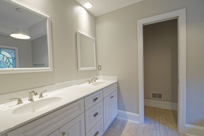 Building Photo - Beautiful 4BR, 3.5BA luxury home in Brookhaven