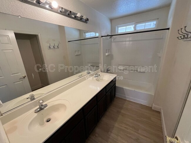 Building Photo - 1522 Peony Dr