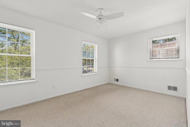 Building Photo - 266 Leedom Way
