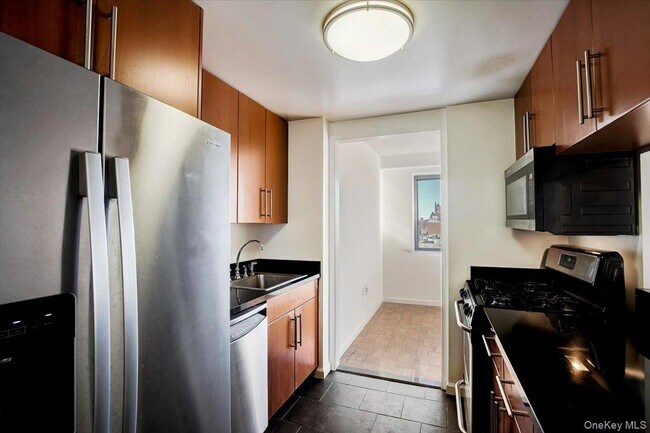 Building Photo - 300 W 135th St