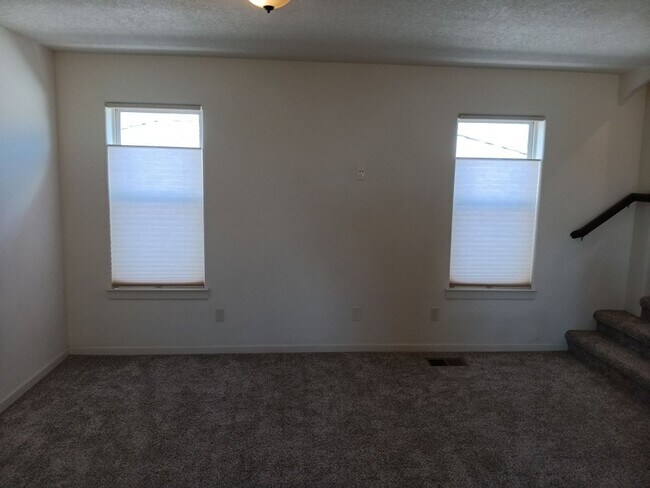 Building Photo - Stunning 4 bedroom, 3.5 bathroom home! Sho...