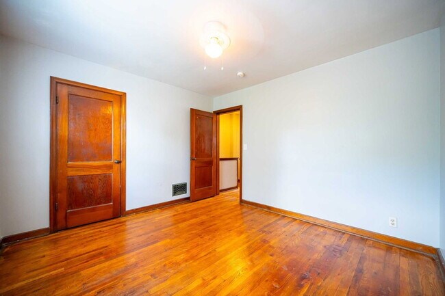 Building Photo - 215 E Hudson St