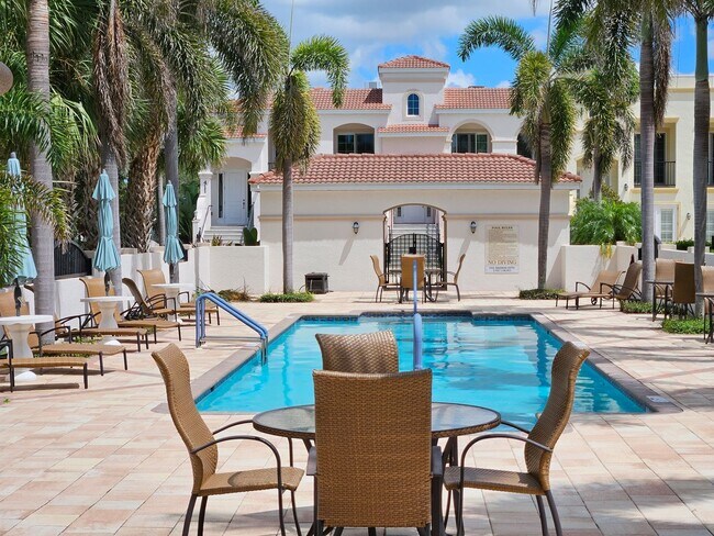 Building Photo - Seasonal Short-Term 2 Bedroom, 2.5 Bath Multi-Level Condo with Balcony and Patio located on Venic...