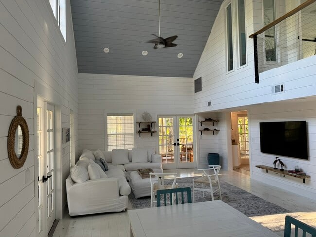 Primary Photo - 2732 Weeks Ave