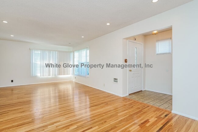 Building Photo - 2 Bedroom Torrance Home