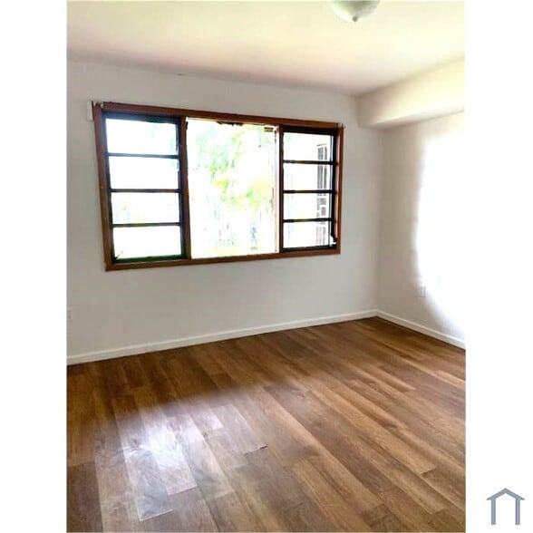 Building Photo - 1326 W 38th Pl