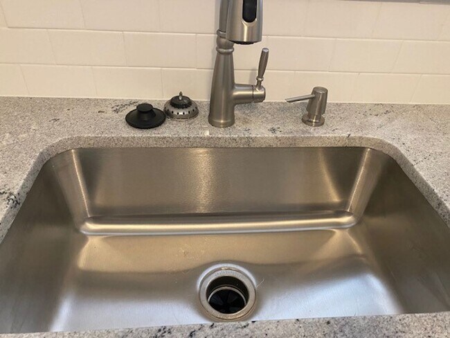 Building Photo - 4 Bed, 2 Bath Corner Lot in Broken Arrow!