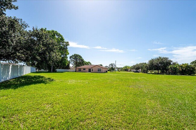 Building Photo - 2175 SE Heathwood Cir