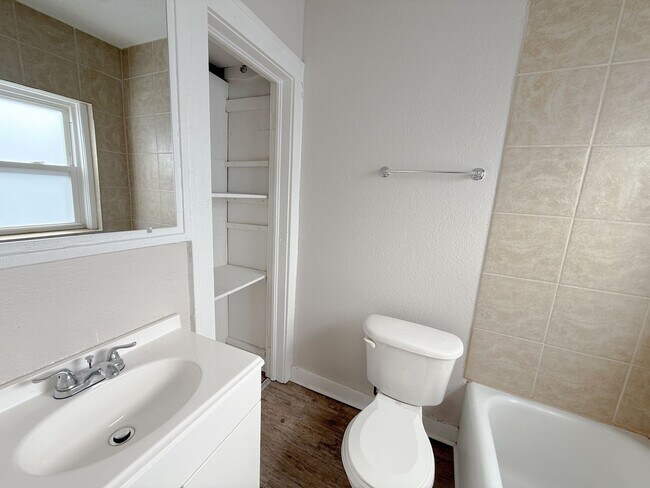 Building Photo - $850 Lofts In Kansas City!