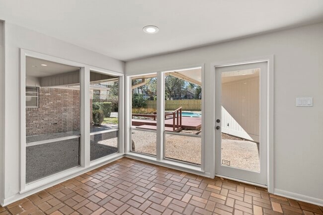 Building Photo - 365 Piney Point Rd