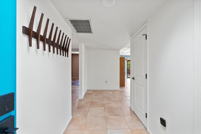 Building Photo - 1021 W Desert Canyon Pl