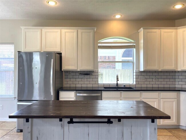 Building Photo - 6411 Virginia Fields Dr