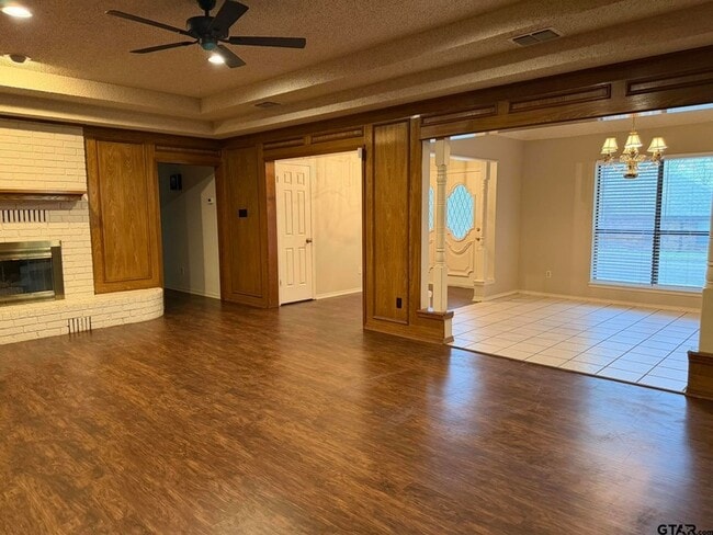 Building Photo - 2304 Deanna Ave