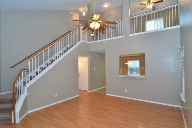 Building Photo - Spacious Home in Plum Creek