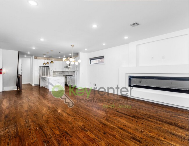 Building Photo - Modern 4-Bedroom, 4-Bath Home – Luxury Liv...