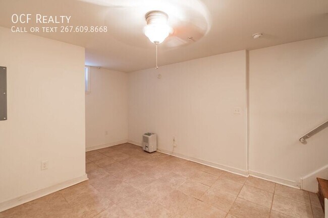 Building Photo - 1431 Lombard-Beautiful Apt-Private Yard-Fi...