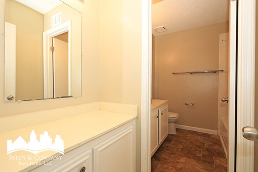 Building Photo - 6760 Racquet Club Dr