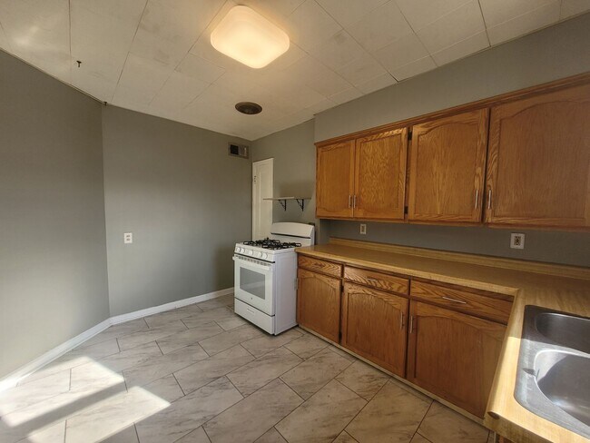 Building Photo - 2405 Maple St