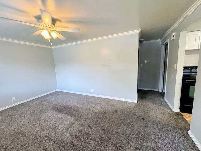 Building Photo - Two-Bedroom Apartment in South Salt Lake!