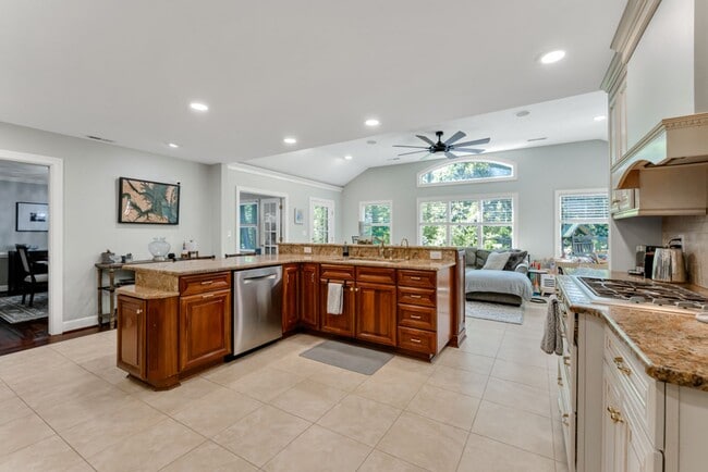 Building Photo - A rare estate-style rental in Thoroughgood