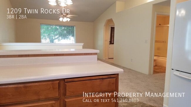Building Photo - 1209 Twin Rocks Dr