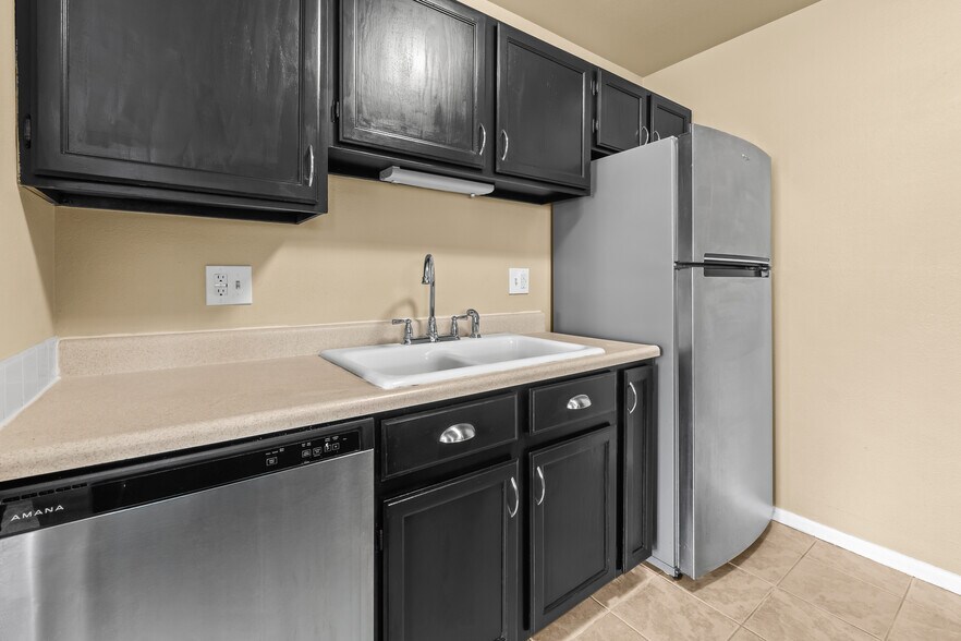 Kitchen - 1601 W Swallow Rd